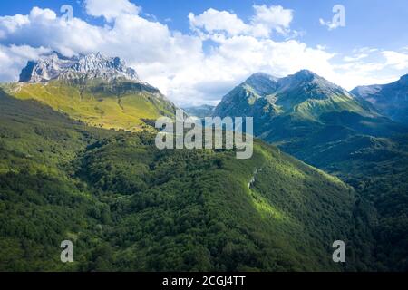 vista aerea panoramica del grande e piccolo corno in l'area montana del gran sasso italia abruzzo e. le montagne di laga Foto Stock