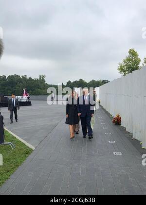 Il presidente degli Stati Uniti Donald J. Trump e la prima signora Melania Trump tengono le mani mentre camminano oltre il volo 93 National Memorial a Shanksville, Pennsylvania, venerdì 11 settembre 2020. In precedenza il Presidente ha fatto delle osservazioni in ricordo dei 40 passeggeri e dell'equipaggio uccisi durante il volo il 11 settembre 2001. Credit: Annie Karni/Pool via CNP/MediaPunch Foto Stock