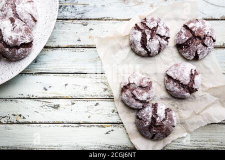 Chocolate crinkle cookies con polvere di glassa di zucchero, vista dall'alto Foto Stock