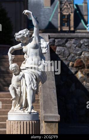 Una statua in marmo bianco, "La lezione di ballo' statua fiancheggia il Biltmore House al Biltmore Estate in Asheville, NC, Stati Uniti d'America. Foto Stock