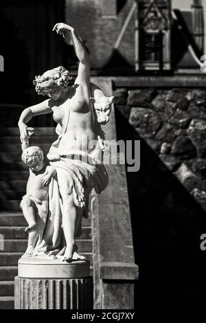 Una statua in marmo bianco, "La lezione di ballo' statua fiancheggia il Biltmore House al Biltmore Estate in Asheville, NC, Stati Uniti d'America. Foto Stock