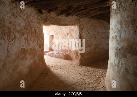 Un vicolo e una porta nel vecchio quartiere del borgo medievale di fango Sahariana di al Qasr, nell'Oasi di Dakhla, nel deserto occidentale del Sahara, in Egitto. Foto Stock