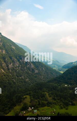 Viaggia attraverso le montagne montenegrine in Europa, con vedute di splendidi paesaggi con la natura e le foreste, strade vuote di alta qualità, turismo estivo Foto Stock