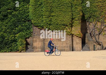 Londra, Inghilterra, Regno Unito. Uomo su una bicicletta a noleggio Santander a Horse Guards Parade Foto Stock