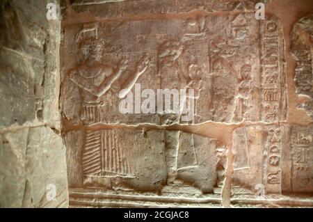 Intagli interni in pietra muratura e geroglifici presso l'antico sito del tempio di Deir al-Hagar, nell'Oasi di Dakhla, nella regione occidentale del deserto dell'Egitto. Foto Stock