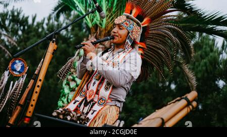 01.09.2019 - Batumi, Georgia. Bamboo Pipe - strumento folcloristico di stile indiano - spettacolo pubblico di artisti Foto Stock