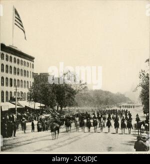 . La storia fotografica della guerra civile : migliaia di scene fotografate 1861-65, con testo di molte autorità speciali . Lot PUB. CO. LA CAVALLERIA FEDERALE E LA LORO RICOMPENSA - MAGGIO, 18G5 spalle squadrate, accouterenti brillare, tutte le truppe in perfetto allineamento, un corpo unificato, splidlyequipped e disciplinato, la cavalleria federale ha sposato su Pennsylvania Avenue in quel giorno glorioso sole-splendente in maggio quando gli eserciti dell'Unione hanno tenuto la loro revisione grande a Washington. Che cambiamento tra le lunghe corse notturne e i terribili momenti di schiacciamento è stata questa sfilata di vacanze, quando non atroce Foto Stock