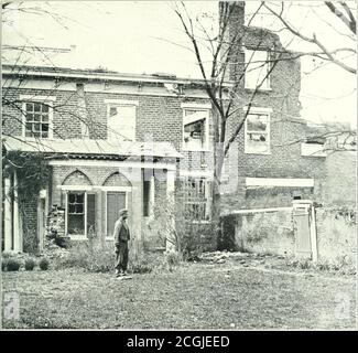 . La storia fotografica della Guerra civile : migliaia di scene fotografate 1861-65, con testo di molte autorità speciali . Un GIARDINO DESOLATO nella primavera di lSlio, questo incantevole giardino del sud di Petersburgnon fiorì come era stato il suo meraviglioso. Il cannone fragoroso di Grants assediante esercito aveva messo in rovina molti un nobile vecchio Mansion.Even dove i non-combattenti potevano dimorare in sicurezza comparativa, hanno sofferto Tor desiderio dei necessaries di vita. In tutta la Virginia non c'era abbastanza né carne né pane per sostentare le truppe confederate che avevano sofferto molto più severamente grazie a. Foto Stock