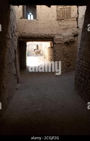 Un vicolo e finestre nel vecchio quartiere del borgo medievale di fango Sahariana di al Qasr, l'Oasi di Dakhla, nel deserto occidentale del Sahara, Egitto. Foto Stock