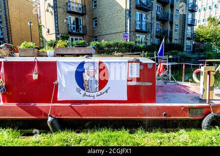 The Floating Boulangerie (Boulangerie Flottante) - panetteria francese su una chiatta ormeggiata sul canale Regents vicino a Victoria Park, Londra, Regno Unito Foto Stock