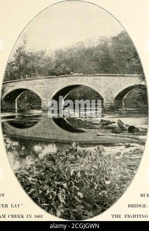 . La storia fotografica della Guerra civile : in dieci volumi . LONTANO DAL FIUME LAY ANTTETAM CREEK NEL 1863 BURNSIDES BRIDGE DOVE I COMBATTIMENTI INFURIATI così il flusso placido fluì sopra per unire il lontano Potomac dopo la battaglia sanguinaria cantata da Gass-away nel Pride di batteria B. né la luce del sole bianca che cade sui pilastri né il riflesso teool del fogliame è là un suggerimento della morte e. Ferite subite da quasi 25.000 uomini in Blu e Grigio. Intorno a questo punto proprio alcuni dei combattimenti più caldi infuriati. Lungo la collina, entrambi i lati del torrente erano variati centinaia di pistole. Tutto il Foto Stock