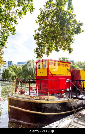 Esterno del Puppet Theatre Barge a Paddington sul Regent's Canal a Little Venice, Londra, Regno Unito Foto Stock