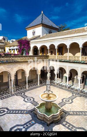 Interno del cortile estivo ispirato al Rinascimento con gallerie ad arco a Casa de Pilatos (Casa del Pilato), Siviglia, Spagna Foto Stock