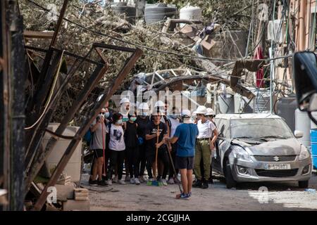 Cittadini libanesi in strada dopo la massiccia esplosione di Beirut Volontariato per la pulizia dopo la distruzione City Blast Foto Stock