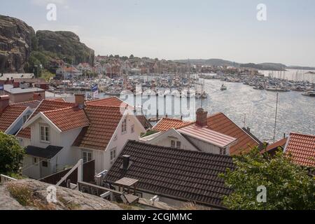 FJÄLLBACKA Bohuslän località estiva per turisti e conosciuta per lo svedese Lo scrittore di crimine Camilla Läckberg è cresciuto qui, molti dei libri prendono luogo in città Foto Stock