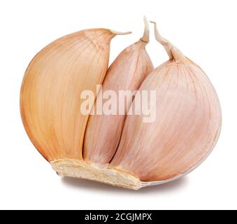 Spicchi di aglio sgusciati isolati su sfondo bianco Foto Stock