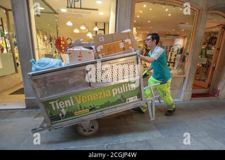 RACCOLTA DEI RIFIUTI A VENEZIA, ITALIA Foto Stock