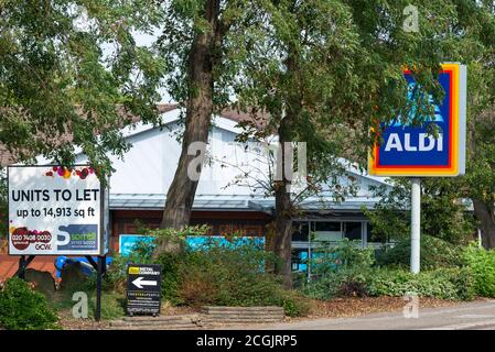 Chiuso Aldi Superstore a Southend, Essex, Regno Unito. Sostituzione nuovo vicino Aldi negozio ritardato a causa di COVID-19 Coronavirus. Unità da lasciare. Vuoto Foto Stock