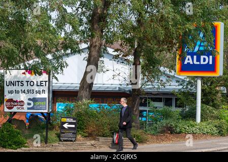 Chiuso Aldi Superstore a Southend, Essex, Regno Unito. Sostituzione nuovo vicino Aldi negozio ritardato a causa di COVID-19 Coronavirus. Unità da lasciare. Vuoto Foto Stock