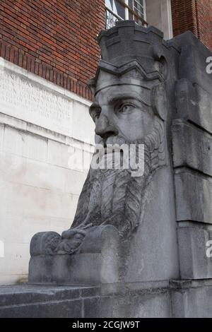 Le teste intagliate raffiguranti Padre Tamigi, scolpite da George Alexander all'ingresso originale Hammersmith municipio, Londra UK Foto Stock