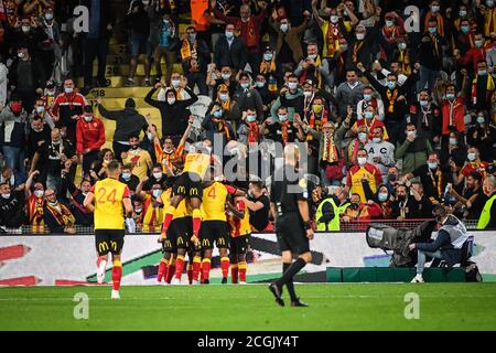 Ignazio Ganago di Lens celebra il suo obiettivo con i compagni di squadra e. I tifosi durante il campionato francese Ligue 1 partita di calcio Tra la lente RC e. Foto Stock