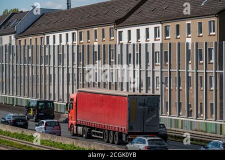 Die Autobahn A40, Ruhrschnellweg, in Essen, Wohnhäuser direkt an der Autobahn, gläserne Lärmschutzwände, Dorstfelder Strasse, Busspur, an der Ausfahrt Foto Stock