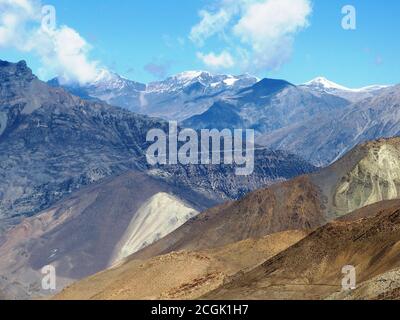 Awesome montagne Himalayan nel distretto di Mustang, Nepal, Asia. Maestoso paesaggio dell'Himalaya. Splendida natura selvaggia in Kingdom lo. Nepalese Himalaya Foto Stock