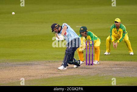 L'inglese Jos Buttler colpisce la palla e viene catturato dal australiano Marnus Labuschagne (non raffigurato) durante il primo incontro Royal London ODI a Emirates Old Trafford, Manchester. Foto Stock