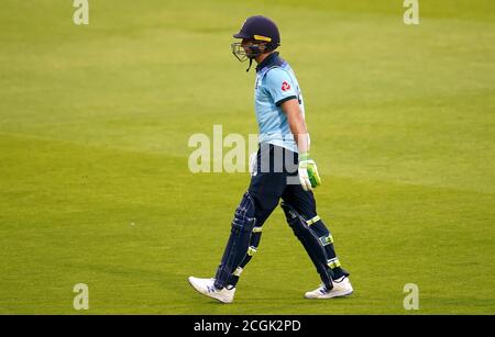 L'inglese Jos Buttler lascia il campo dopo essere stato catturato da Marnus Labuschagne in Australia durante la prima partita ODI Royal London all'Emirates Old Trafford, Manchester. Foto Stock