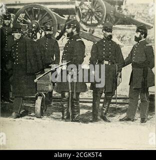 . La storia fotografica della Guerra civile : migliaia di scene fotografate 1861-65, con testo di molte autorità speciali . UFFICIALI DELLA PRIMA ARTIGLIERIA PESANTE DEL CONNECTICUT A FORT RICHARDSON. COPYRIGHT, 1911, ILEVIEW DI R£VII I UNA SCENA INVERNALE NELLE DIFESE DI WASHINGTON W- Foto Stock