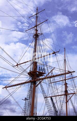 Alberi di nave alti e rigging su HMS Gannet Foto Stock