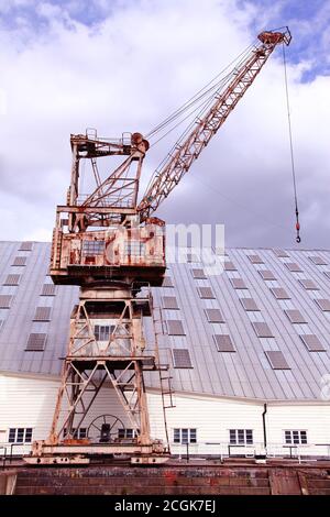 Vecchia gru da costruzione arrugginita presso lo storico cantiere navale Chatham Foto Stock