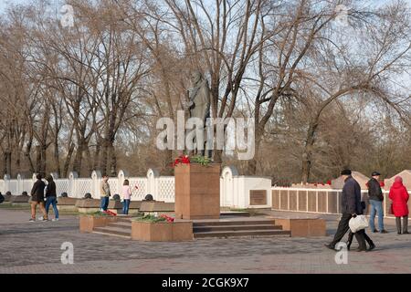La gente è vicino al monumento di Alesha ai soldati del Seconda guerra mondiale vicino al Memoriale della Vittoria di Krasnoyarsk Foto Stock