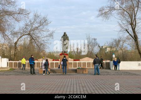 La gente è venuto all'Alesha - un monumento ai soldati Della seconda guerra mondiale vicino al Memoriale della Vittoria del Krasnoyarsk Foto Stock