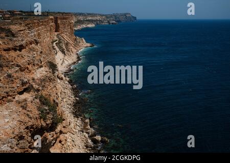 Splendida vista dalla scogliera sul mare blu. Incredibile costa con scogliere indipendenti nel mare. Capo Fiolent, Crimea. Foto Stock