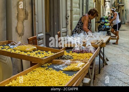 BARI, ITALIA - 1 SETTEMBRE 2020: Casalinghe che fanno orecchiette per le strade di Bari Vecchia Foto Stock