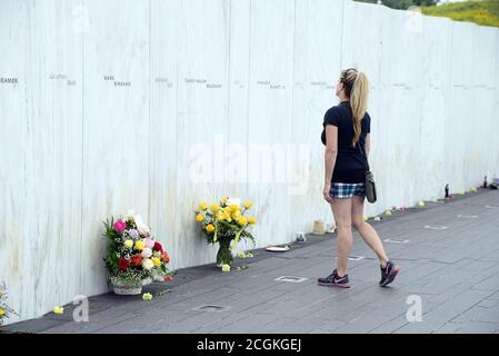 Shanksville, Stati Uniti. 11 Settembre 2020. Un visitatore del Flight 93 National Memorial legge passeggiate lungo il muro dei nomi che onora i 40 passeggeri e l'equipaggio che hanno perso la vita quando il volo 93 si è schiantato a causa di un attacco terroristico di 19 anni venerdì 11 settembre 2020 vicino a Shanksville, Pennsylvania. Foto di Archie Carpenter/UPI Credit: UPI/Alamy Live News Foto Stock