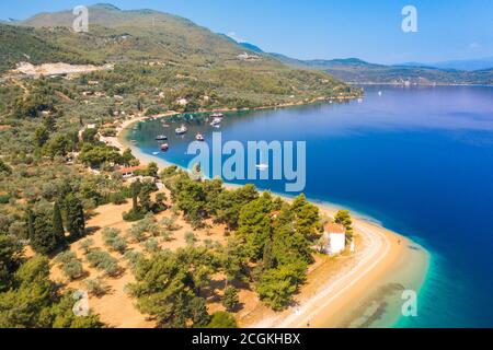 Vista panoramica della spiaggia e del vecchio porto di Gialtra, nel Nord Euboea (Evia), Grecia. Foto Stock