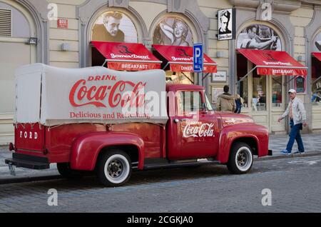 Un camion rosso retro Ford F-100 con iscrizione Coca Cola a bordo sulle strade di Praga, Repubblica Ceca Foto Stock