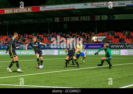 Leeuwarden, Paesi Bassi. 11 Settembre 2020. LEEUWARDEN, Cambuur Stadium, 11-09-2020, stagione 2020/2021, olandese Keuken Kampioen Divisie. Il giocatore di GA Eagles Jeroen Veldmate (2L) segna 0-1 durante la partita Cambuur - Passi pure Eagle Credit: Pro Shots/Alamy Live News Foto Stock