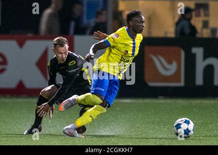 Leeuwarden, Paesi Bassi. 11 Settembre 2020. LEEUWARDEN, Cambuur Stadium, 11-09-2020, stagione 2020/2021, olandese Keuken Kampioen Divisie. (I) giocatore di aquile di GA (i) giocatore di cambuio di Issa Kallon (r) durante la partita Cambuur - Passi pure aquile credito: Pro Shots/Alamy Notizie dal vivo Foto Stock