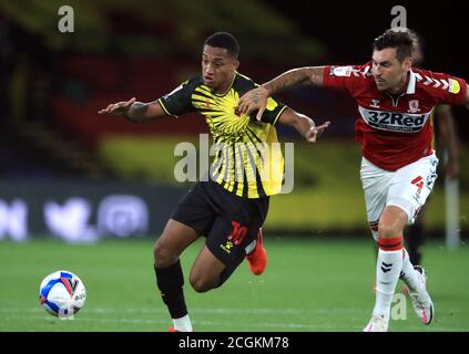 Joao Pedro di Watford (a sinistra) e Grant Hall di Middlesbrough combattono per la palla durante la partita del campionato Sky Bet a Vicarage Road, Watford. Foto Stock