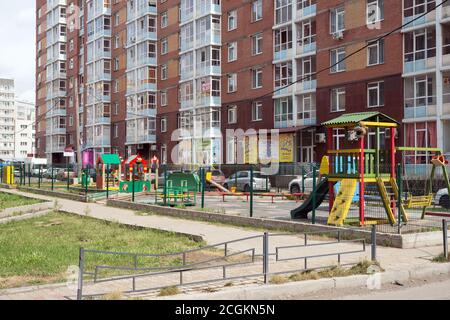 Parco giochi per bambini nel cortile della casa nella città di Krasnoyarsk. Krasnoyarsk Territory, Russia. Foto Stock