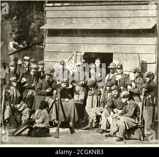 . La storia fotografica della Guerra civile : in dieci volumi . DODICESIMA FANTERIA NEWYORKESE A CAMP ANDERSON, 1861 le uniformi, dolorosamente nuove, e gli atteggiamenti che mostrano quanto pesante il merletto d'oro si stese su armi non accustomedarms, tradiscono il primo anno della guerra. Questo reggimento di tre mesi partì da New York per FortressMonroe, Yirginia, il 21 aprile 1861; arrivò il 23 aprile e proseguì per Annapolis e Washington. Itwas ha eseguito il mustered in il 2 maggio 1861 e assegnato al comando Mansfield. Ha preso parte all'anticipo intoYirginia 23 maggio, e l'occupazione di Arlington Heights il giorno seguente. Era il Foto Stock