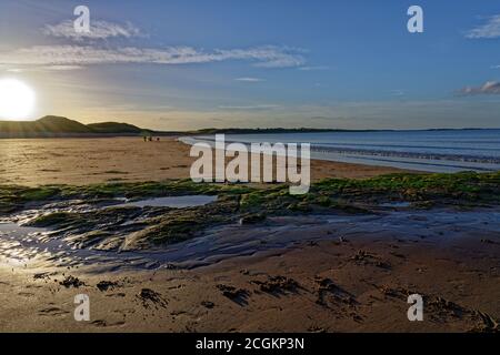 Tramonto su Embleton Beach vicino al castello di Dunstanburgh in Northumberland Foto Stock