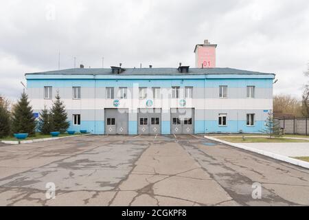 La facciata dell'edificio della stazione dei vigili del fuoco n°4 in un giorno nuvoloso di primavera. Krasnoyarsk Russia. Foto Stock