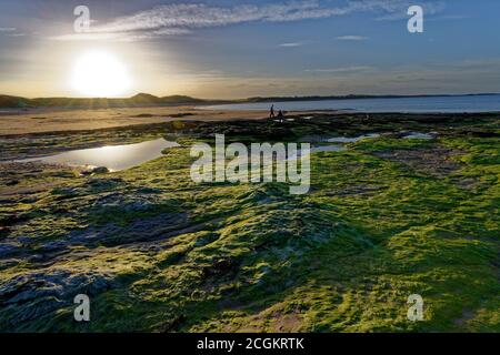 Tramonto su Embleton Beach vicino al castello di Dunstanburgh in Northumberland Foto Stock