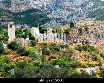 Vista del centro storico di Bar, Montenegro. Paesaggio storico. Mura medievali, torre dell'orologio ottomana, antiche rovine di Stari Grad Bar. Montagna Rumija. Foto Stock