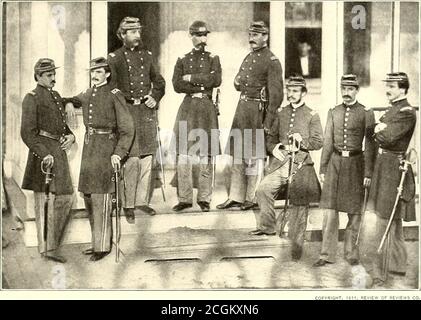 . La storia fotografica della Guerra civile : in dieci volumi . UFFICIALI DELLA SETTANTUNESIMA FANTERIA NEWYORKESE la settantunesima fanteria newyorkese, o seconda Excelsior, fu organizzata a Camp Scott, Staten Island, New York, come reggimento secondario della brigata dei Sickles nel giugno 1801. Gli uomini partirono per Washington il 23 luglio. La fotografia inferiore mostra un gruppo fuori servizio, che si rilassa al sole luminoso vicino alle loro case di tela - in tills caso A tende. Accompagnarono McClellan nella Penisola, e servirono in tutte le grandi battaglie dell'Esercito del Potomac fino a quando non furono arrogate a New York City, luglio Foto Stock