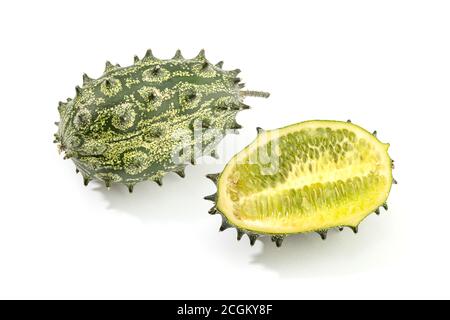 Kiwano, melone a punta o melone di gelatina isolato su sfondo bianco. Cucumis metuliferus Foto Stock